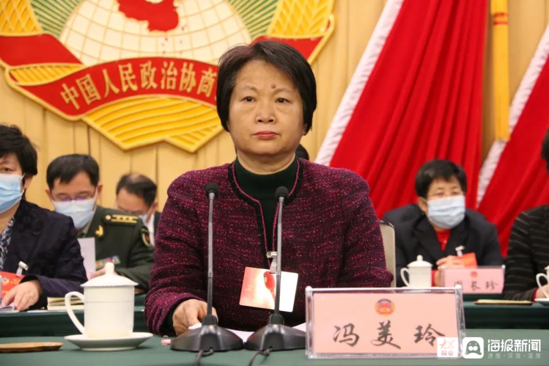 冯美玲,杨军,张法迎,王启壮,孙晓昕,张卫静,韩克春在主席台前排就座.